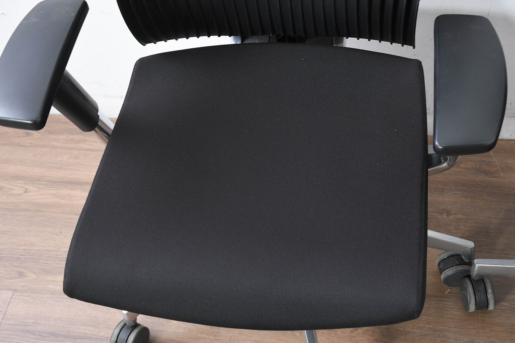 中古　超美品!!　展示品　イトーキ(ITOKI)　アルミミラー仕上げ　エラストマーバック　スピーナチェア(Spina)　高級感と快適性を兼ね備えたオフィスチェア2脚セット(アームチェア、デスクチェア、回転チェア、椅子、イス、バラ売り可能   )(定価2脚で約50万円)(R-083542)