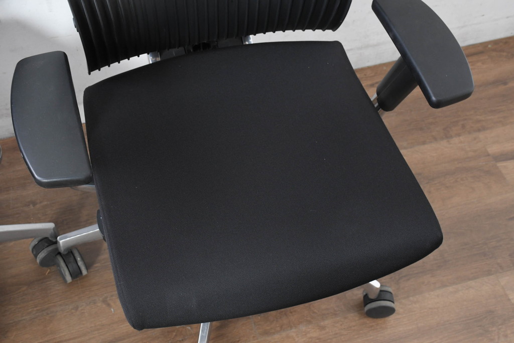 中古　超美品!!　展示品　イトーキ(ITOKI)　アルミミラー仕上げ　エラストマーバック　スピーナチェア(Spina)　高級感と快適性を兼ね備えたオフィスチェア2脚セット(アームチェア、デスクチェア、回転チェア、椅子、イス、バラ売り可能   )(定価2脚で約50万円)(R-083542)