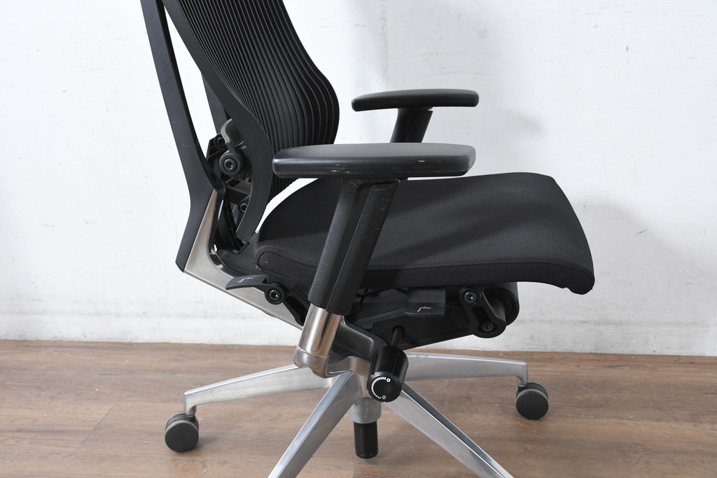 中古　超美品!!　展示品　イトーキ(ITOKI)　アルミミラー仕上げ　エラストマーバック　スピーナチェア(Spina)　高級感と快適性を兼ね備えたオフィスチェア2脚セット(アームチェア、デスクチェア、回転チェア、椅子、イス、バラ売り可能   )(定価2脚で約50万円)(R-083542)