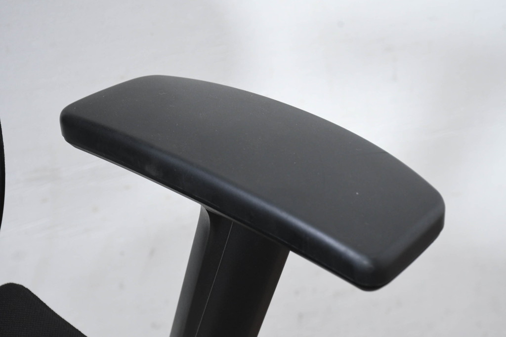 中古　超美品!!　展示品　イトーキ(ITOKI)　アルミミラー仕上げ　エラストマーバック　スピーナチェア(Spina)　高級感と快適性を兼ね備えたオフィスチェア2脚セット(アームチェア、デスクチェア、回転チェア、椅子、イス、バラ売り可能   )(定価2脚で約50万円)(R-083542)