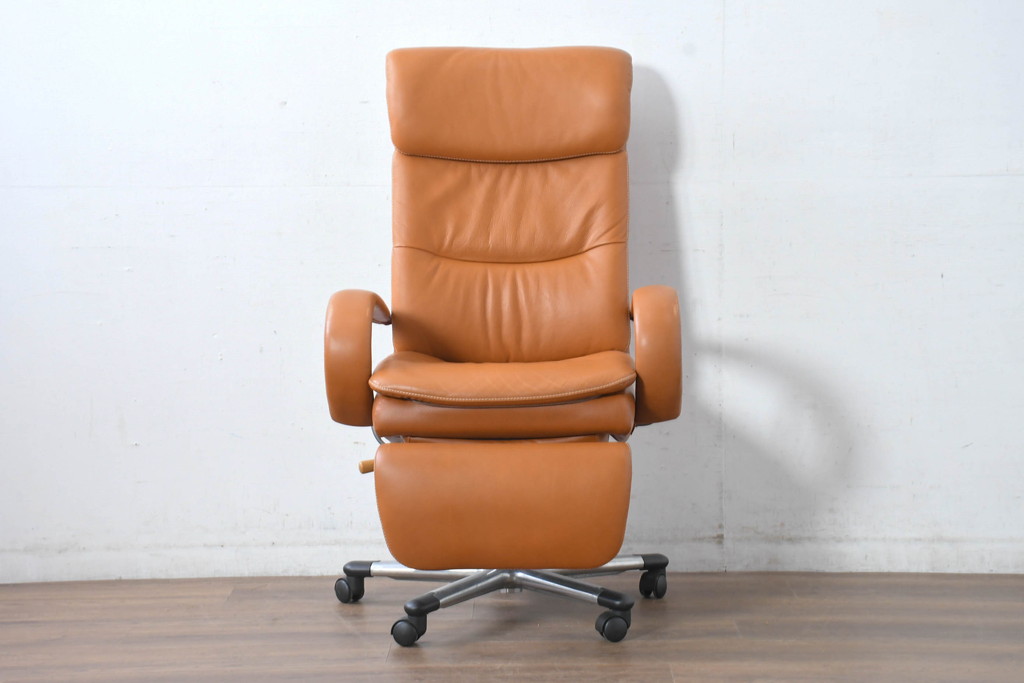 中古　美品　リクライニング機能付き　カリモク家具(karimoku)　最高級モデル　本革(レザー)　極上のフィット感と高級感を兼ね備えたデスクチェア(オフィスチェア、リクライニングチェア、アームチェア)(R-083541)