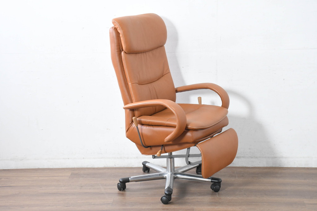 中古　美品　リクライニング機能付き　カリモク家具(karimoku)　最高級モデル　本革(レザー)　極上のフィット感と高級感を兼ね備えたデスクチェア(オフィスチェア、リクライニングチェア、アームチェア)(R-083541)