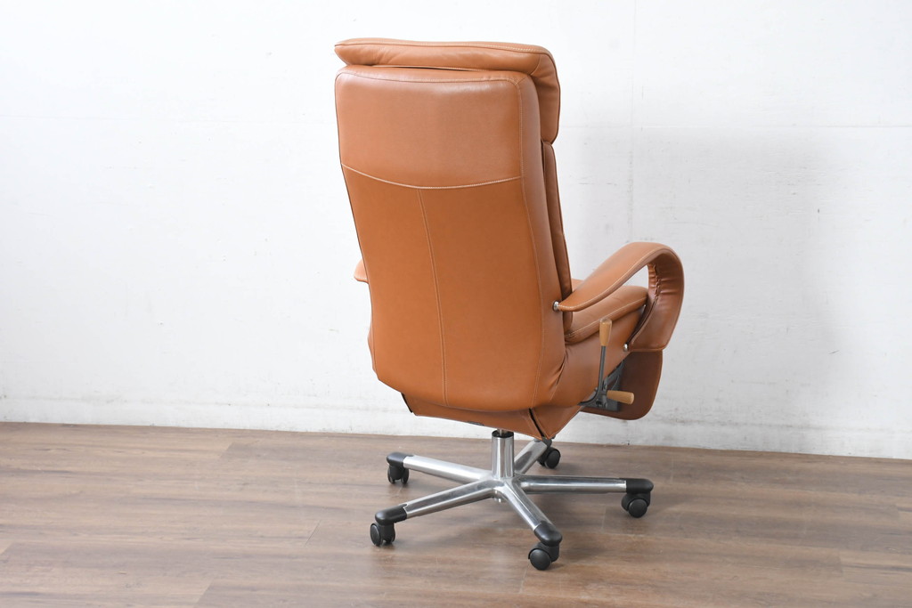 中古　美品　リクライニング機能付き　カリモク家具(karimoku)　最高級モデル　本革(レザー)　極上のフィット感と高級感を兼ね備えたデスクチェア(オフィスチェア、リクライニングチェア、アームチェア)(R-083541)
