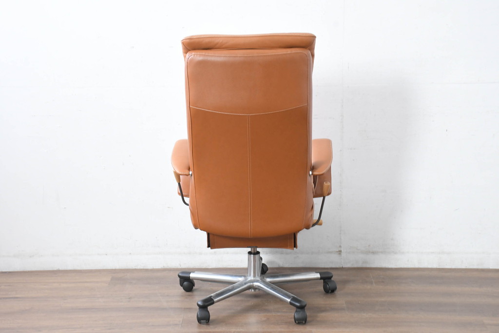 中古　美品　リクライニング機能付き　カリモク家具(karimoku)　最高級モデル　本革(レザー)　極上のフィット感と高級感を兼ね備えたデスクチェア(オフィスチェア、リクライニングチェア、アームチェア)(R-083541)