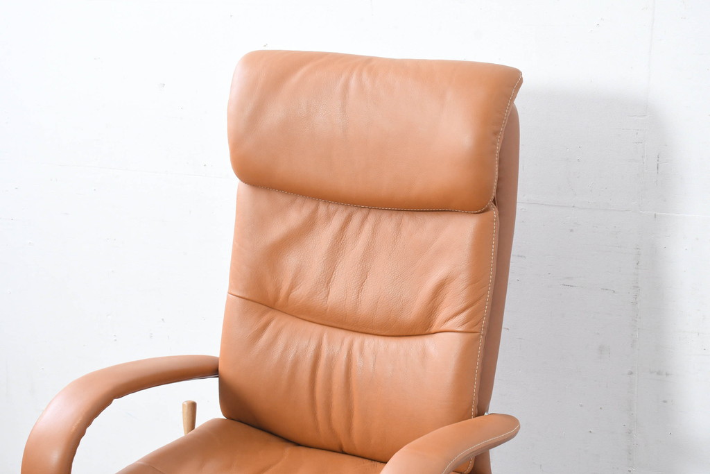 中古　美品　リクライニング機能付き　カリモク家具(karimoku)　最高級モデル　本革(レザー)　極上のフィット感と高級感を兼ね備えたデスクチェア(オフィスチェア、リクライニングチェア、アームチェア)(R-083541)