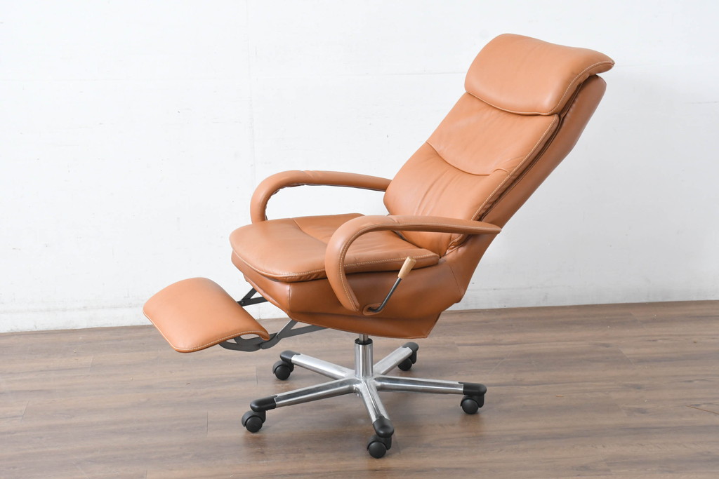 中古　美品　リクライニング機能付き　カリモク家具(karimoku)　最高級モデル　本革(レザー)　極上のフィット感と高級感を兼ね備えたデスクチェア(オフィスチェア、リクライニングチェア、アームチェア)(R-083541)