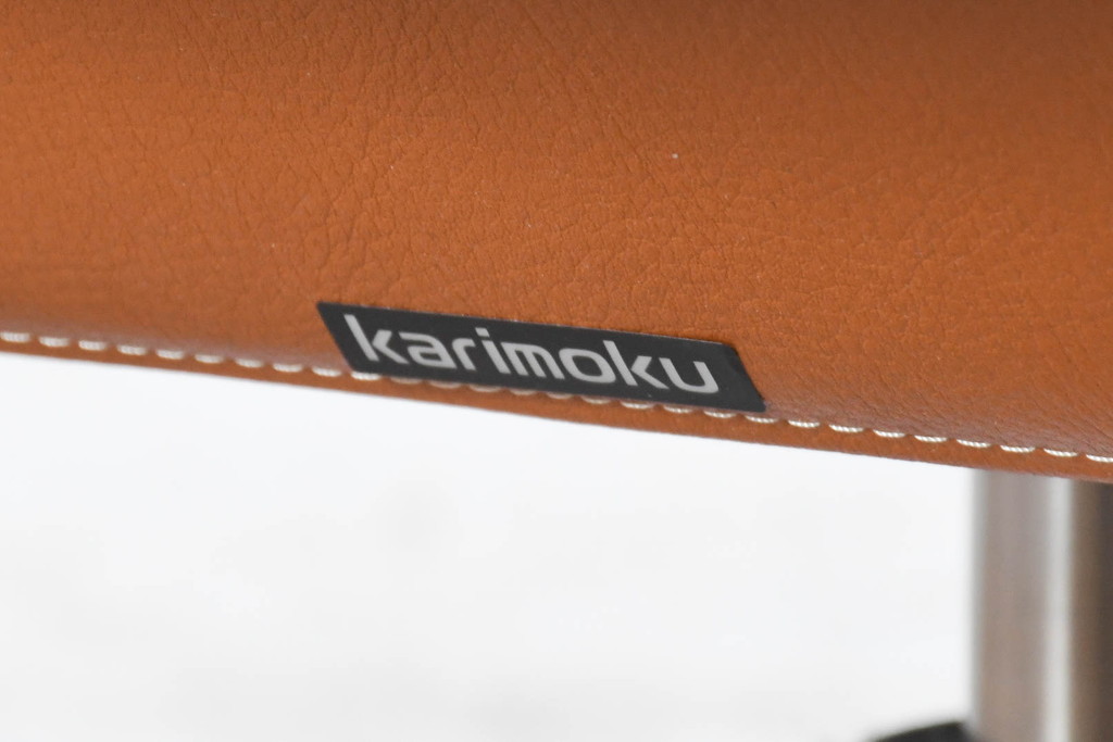 中古　美品　リクライニング機能付き　カリモク家具(karimoku)　最高級モデル　本革(レザー)　極上のフィット感と高級感を兼ね備えたデスクチェア(オフィスチェア、リクライニングチェア、アームチェア)(R-083541)