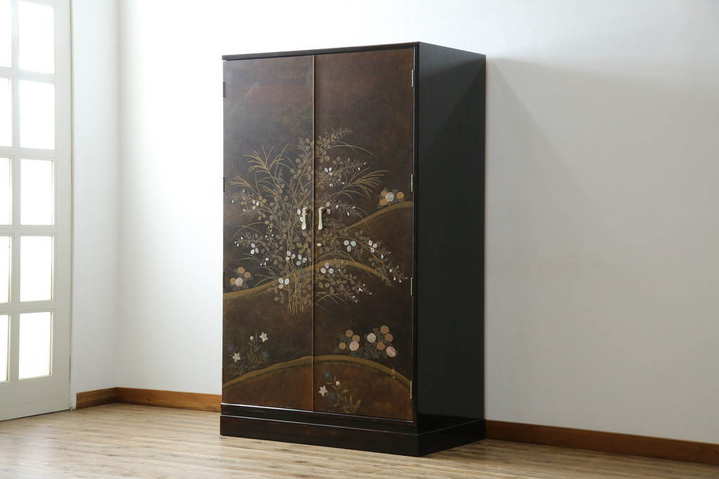 中古　美品　最高級　総漆塗り　まるで絵画のような前面蒔絵と螺鈿細工の意匠が楽しめる中桐箪笥(和タンス、和たんす、着物箪笥、和服箪笥、引き出し)(定価約400万円)(R-057975)