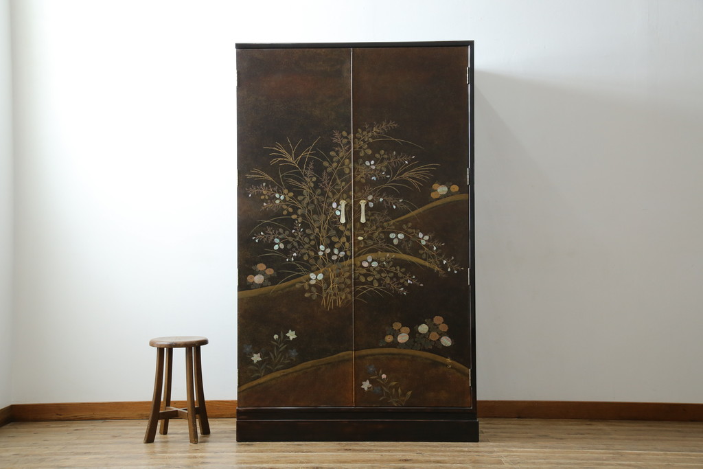 中古　美品　最高級　総漆塗り　まるで絵画のような前面蒔絵と螺鈿細工の意匠が楽しめる中桐箪笥(和タンス、和たんす、着物箪笥、和服箪笥、引き出し)(定価約400万円)(R-057975)