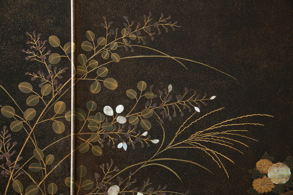 中古　美品　最高級　総漆塗り　まるで絵画のような前面蒔絵と螺鈿細工の意匠が楽しめる中桐箪笥(和タンス、和たんす、着物箪笥、和服箪笥、引き出し)(定価約400万円)(R-057975)
