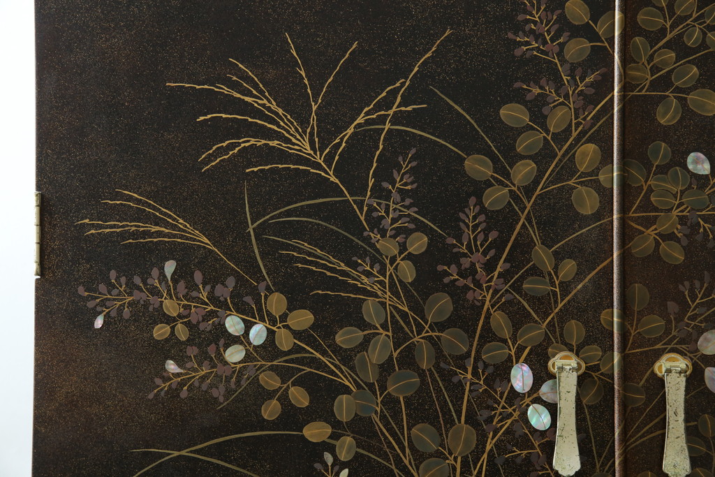 中古　美品　最高級　総漆塗り　まるで絵画のような前面蒔絵と螺鈿細工の意匠が楽しめる中桐箪笥(和タンス、和たんす、着物箪笥、和服箪笥、引き出し)(定価約400万円)(R-057975)