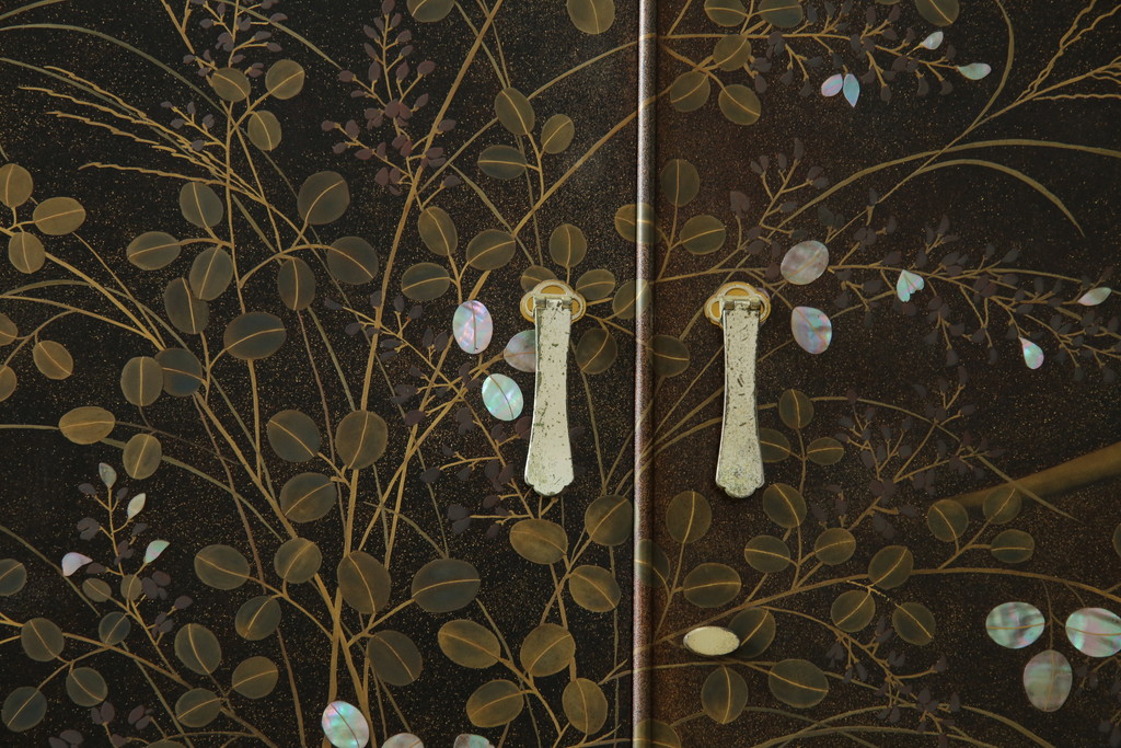 中古　美品　最高級　総漆塗り　まるで絵画のような前面蒔絵と螺鈿細工の意匠が楽しめる中桐箪笥(和タンス、和たんす、着物箪笥、和服箪笥、引き出し)(定価約400万円)(R-057975)