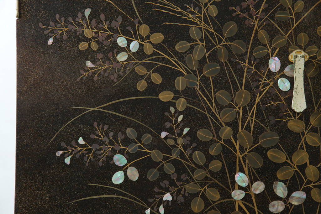 中古　美品　最高級　総漆塗り　まるで絵画のような前面蒔絵と螺鈿細工の意匠が楽しめる中桐箪笥(和タンス、和たんす、着物箪笥、和服箪笥、引き出し)(定価約400万円)(R-057975)
