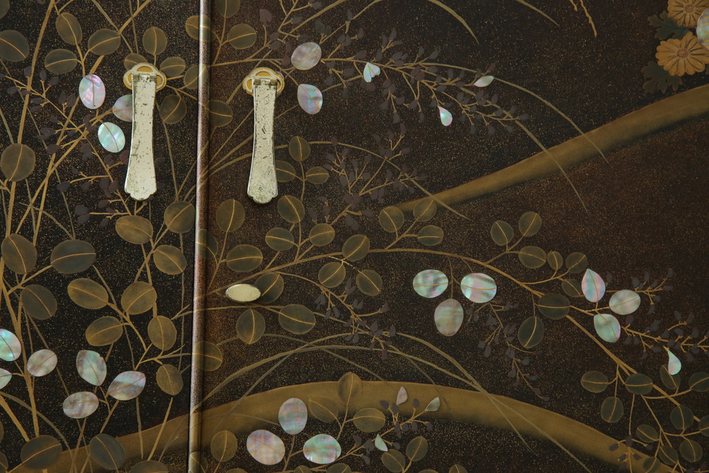 中古　美品　最高級　総漆塗り　まるで絵画のような前面蒔絵と螺鈿細工の意匠が楽しめる中桐箪笥(和タンス、和たんす、着物箪笥、和服箪笥、引き出し)(定価約400万円)(R-057975)