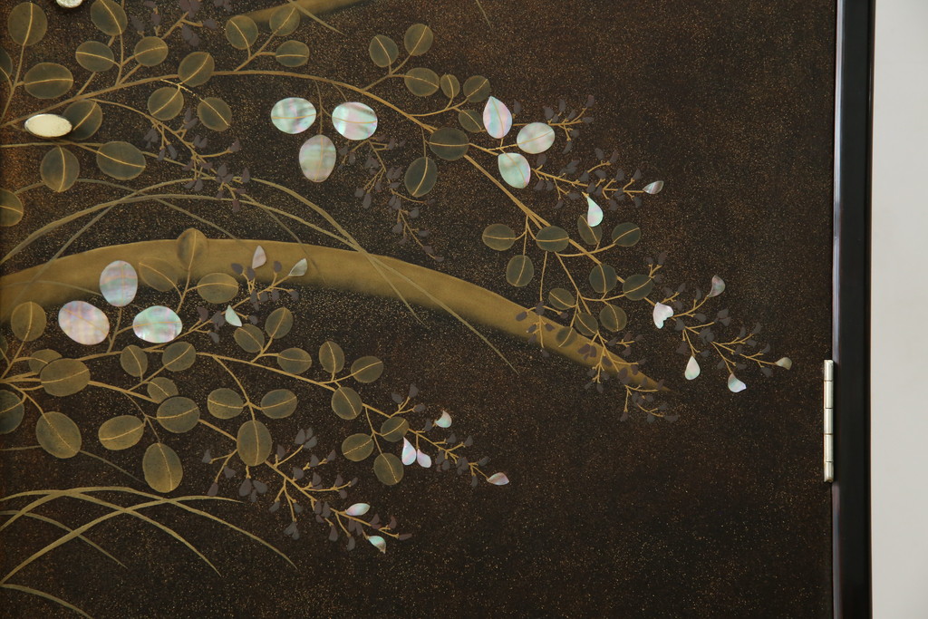 中古　美品　最高級　総漆塗り　まるで絵画のような前面蒔絵と螺鈿細工の意匠が楽しめる中桐箪笥(和タンス、和たんす、着物箪笥、和服箪笥、引き出し)(定価約400万円)(R-057975)