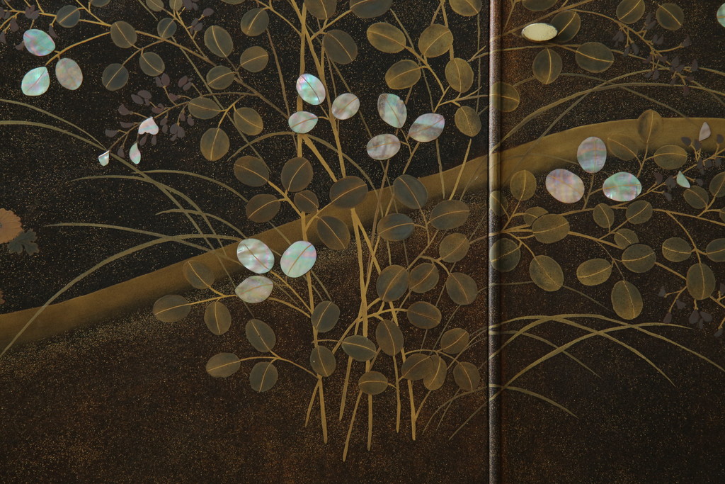 中古　美品　最高級　総漆塗り　まるで絵画のような前面蒔絵と螺鈿細工の意匠が楽しめる中桐箪笥(和タンス、和たんす、着物箪笥、和服箪笥、引き出し)(定価約400万円)(R-057975)