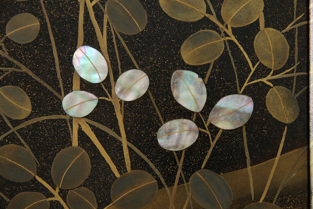 中古　美品　最高級　総漆塗り　まるで絵画のような前面蒔絵と螺鈿細工の意匠が楽しめる中桐箪笥(和タンス、和たんす、着物箪笥、和服箪笥、引き出し)(定価約400万円)(R-057975)