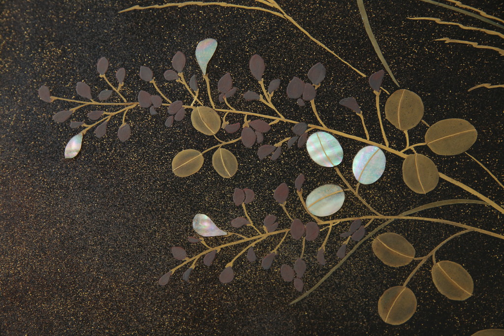 中古　美品　最高級　総漆塗り　まるで絵画のような前面蒔絵と螺鈿細工の意匠が楽しめる中桐箪笥(和タンス、和たんす、着物箪笥、和服箪笥、引き出し)(定価約400万円)(R-057975)
