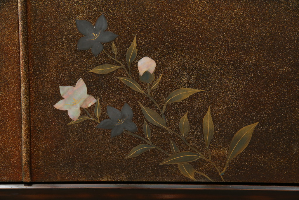 中古　美品　最高級　総漆塗り　まるで絵画のような前面蒔絵と螺鈿細工の意匠が楽しめる中桐箪笥(和タンス、和たんす、着物箪笥、和服箪笥、引き出し)(定価約400万円)(R-057975)