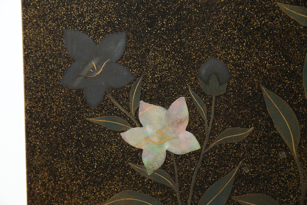 中古　美品　最高級　総漆塗り　まるで絵画のような前面蒔絵と螺鈿細工の意匠が楽しめる中桐箪笥(和タンス、和たんす、着物箪笥、和服箪笥、引き出し)(定価約400万円)(R-057975)