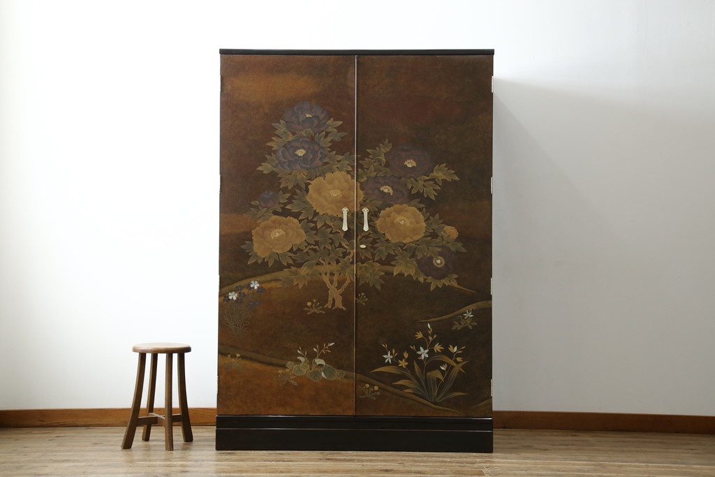 中古　美品　最高級　総漆塗り　まるで絵画のような前面蒔絵と螺鈿細工の意匠が楽しめる中桐箪笥(和タンス、和たんす、着物箪笥、和服箪笥、引き出し)(定価約400万円)(R-057977)