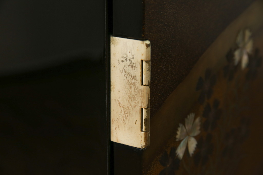 中古　美品　最高級　総漆塗り　まるで絵画のような前面蒔絵と螺鈿細工の意匠が楽しめる中桐箪笥(和タンス、和たんす、着物箪笥、和服箪笥、引き出し)(定価約400万円)(R-057977)