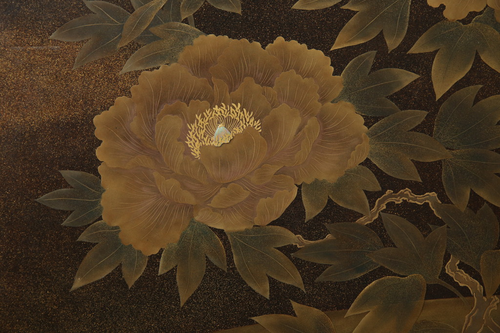 中古　美品　最高級　総漆塗り　まるで絵画のような前面蒔絵と螺鈿細工の意匠が楽しめる中桐箪笥(和タンス、和たんす、着物箪笥、和服箪笥、引き出し)(定価約400万円)(R-057977)
