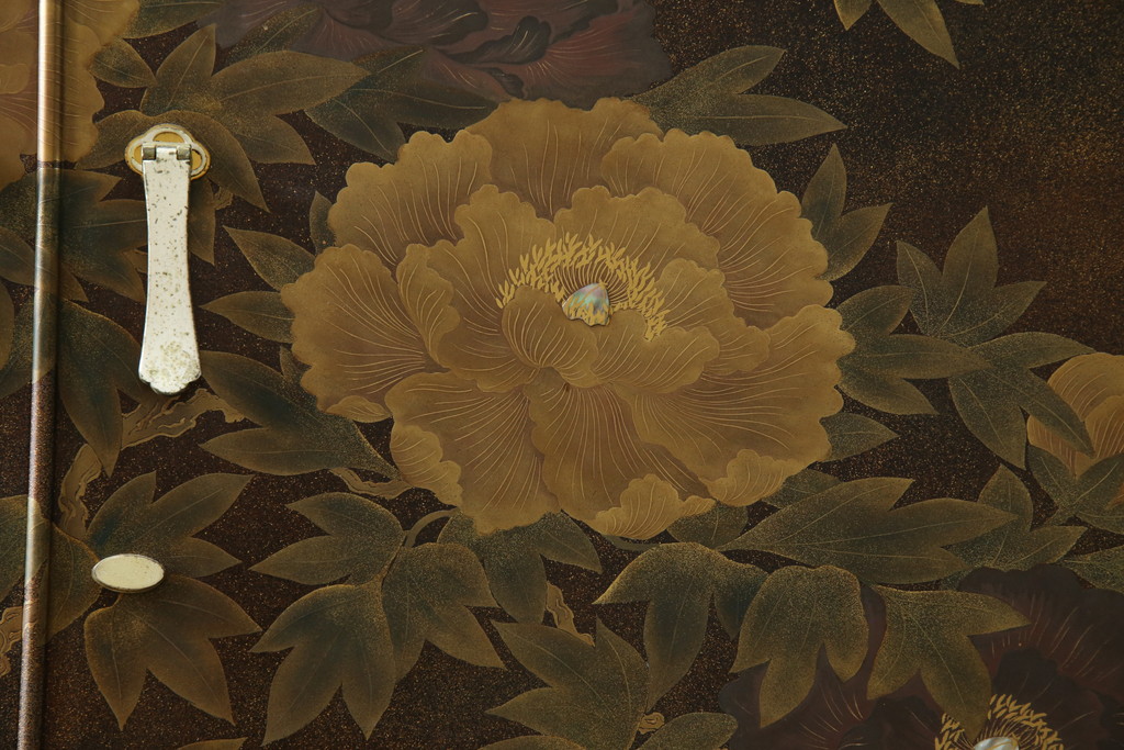 中古　美品　最高級　総漆塗り　まるで絵画のような前面蒔絵と螺鈿細工の意匠が楽しめる中桐箪笥(和タンス、和たんす、着物箪笥、和服箪笥、引き出し)(定価約400万円)(R-057977)