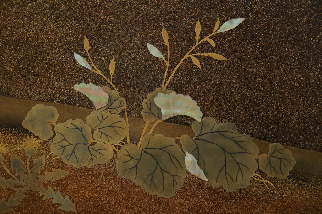 中古　美品　最高級　総漆塗り　まるで絵画のような前面蒔絵と螺鈿細工の意匠が楽しめる中桐箪笥(和タンス、和たんす、着物箪笥、和服箪笥、引き出し)(定価約400万円)(R-057977)