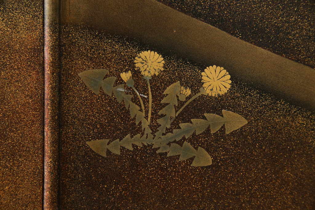 中古　美品　最高級　総漆塗り　まるで絵画のような前面蒔絵と螺鈿細工の意匠が楽しめる中桐箪笥(和タンス、和たんす、着物箪笥、和服箪笥、引き出し)(定価約400万円)(R-057977)