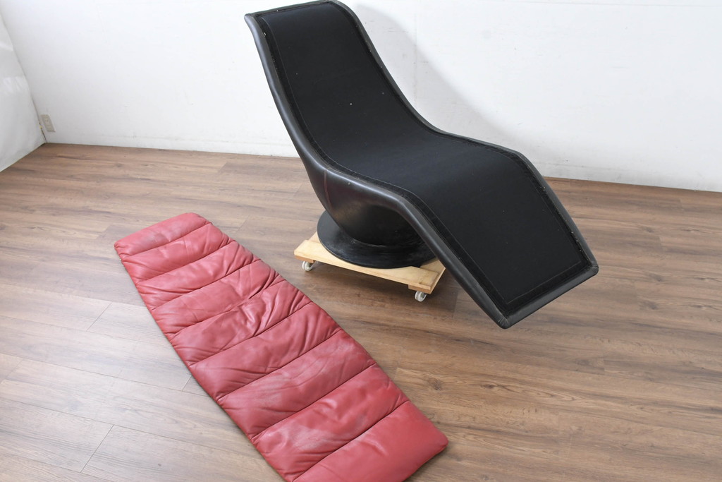 ビンテージ　希少品!!　国内ではまず見ない赤×黒×近未来フォルムの回転式本革(レザー)リクライニングパーソナルチェア(カウチソファ、1Pソファ、1人掛けソファ、一人掛けソファ、イージーチェア、ヴィンテージ)(R-083396)
