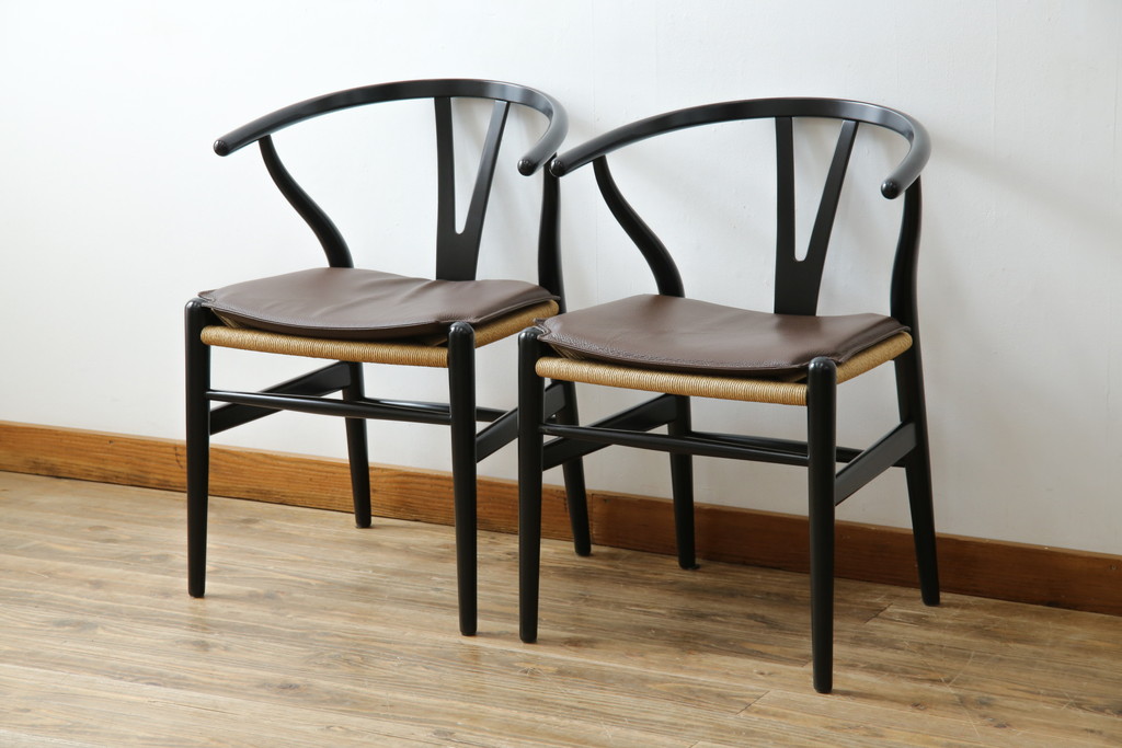 中古　超美品　北欧家具　老舗家具メーカー CARL HANSEN & SON(カール・ハンセン&サン)　ハンス J. ウェグナー(HANS J. WEGNER)デザイン　CH24　ビーチ材　本革(レザー)クッション付き　特徴的なラインを描く美しいフォルムのYチェア2脚セット(ワイチェア、ダイニングチェア、アームチェア、イス、椅子、バラ売り可能)(定価約27万円)(R-083150)