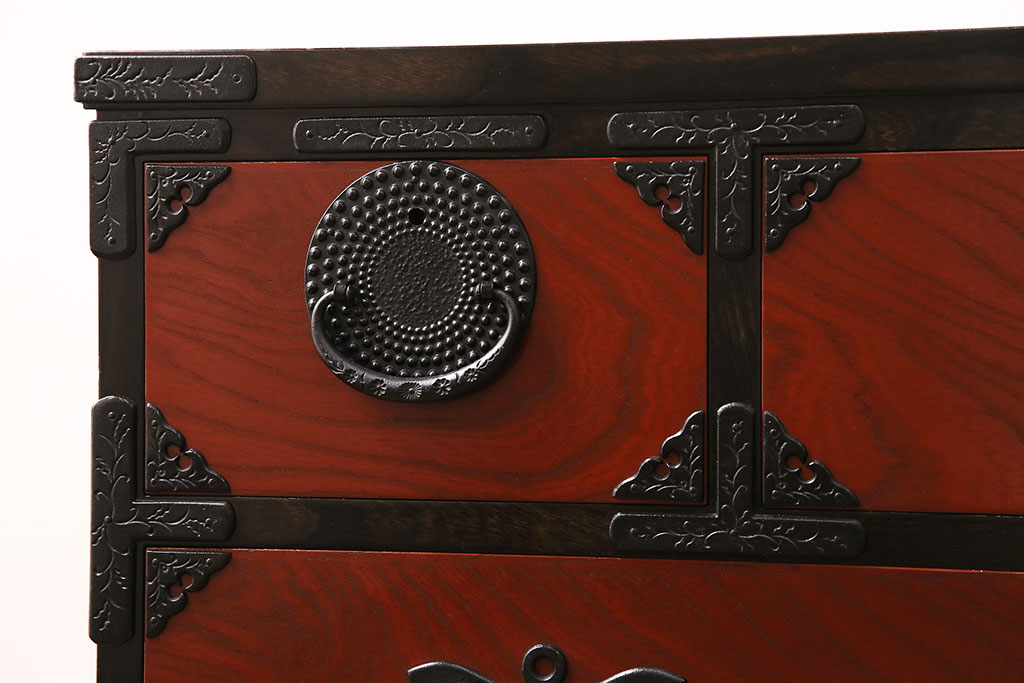 中古　伝統民芸家具　岩谷堂箪笥　あられ紋様の黒々とした金具と赤い木色のコントラストが格好良い白鳥7号型衣装タンス(引き出し、チェスト)(R-047567)