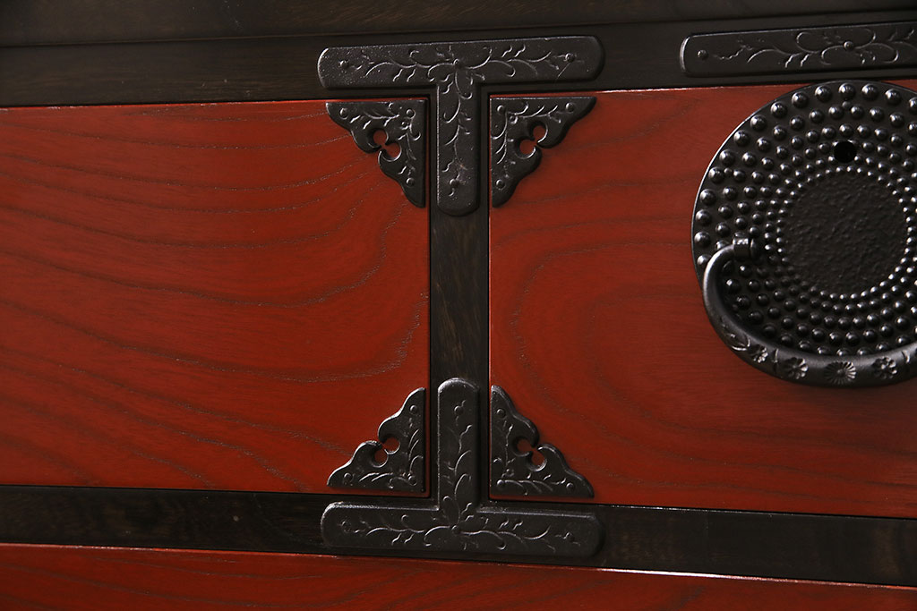 中古　伝統民芸家具　岩谷堂箪笥　あられ紋様の黒々とした金具と赤い木色のコントラストが格好良い白鳥7号型衣装タンス(引き出し、チェスト)(R-047567)