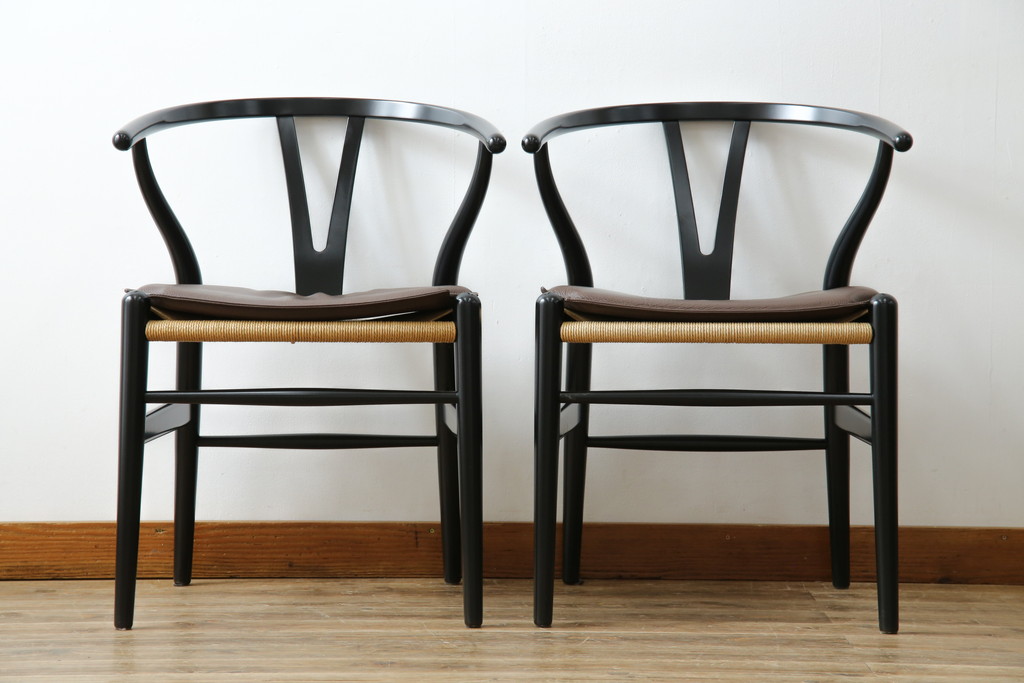 中古　超美品　北欧家具　老舗家具メーカー CARL HANSEN & SON(カール・ハンセン&サン)　ハンス J. ウェグナー(HANS J. WEGNER)デザイン　CH24　ビーチ材　本革(レザー)クッション付き　特徴的なラインを描く美しいフォルムのYチェア2脚セット(ワイチェア、ダイニングチェア、アームチェア、イス、椅子、バラ売り可能)(定価約27万円)(R-083150)