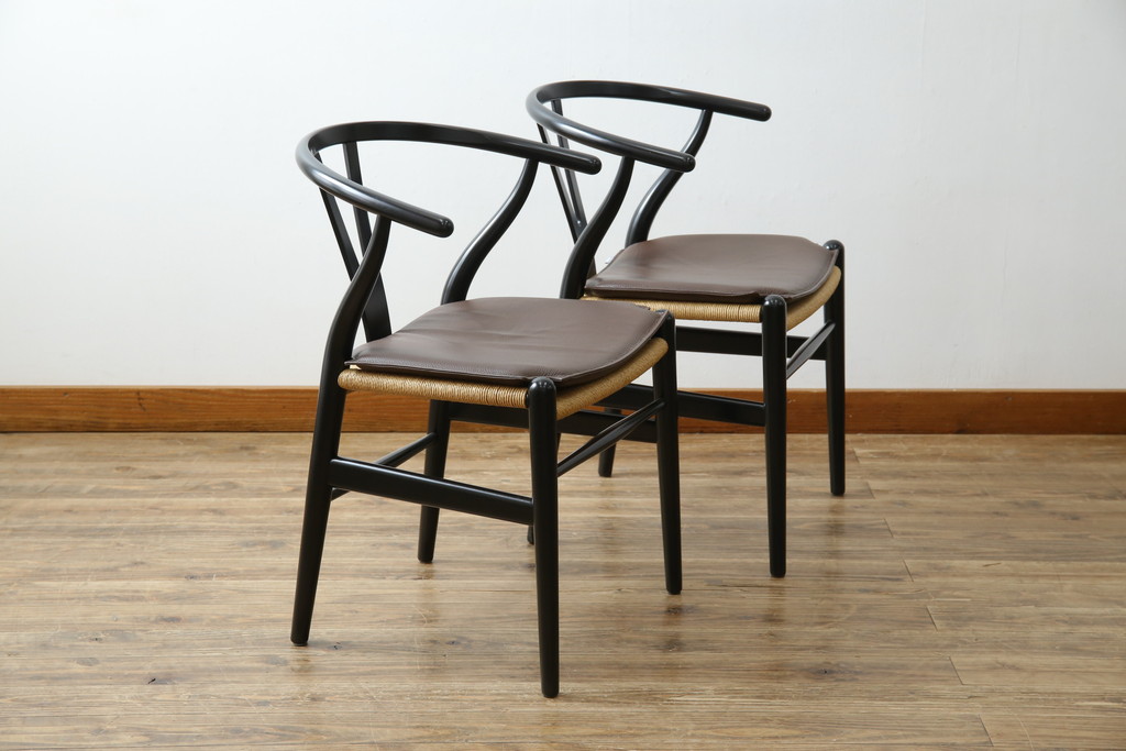 中古　超美品　北欧家具　老舗家具メーカー CARL HANSEN & SON(カール・ハンセン&サン)　ハンス J. ウェグナー(HANS J. WEGNER)デザイン　CH24　ビーチ材　本革(レザー)クッション付き　特徴的なラインを描く美しいフォルムのYチェア2脚セット(ワイチェア、ダイニングチェア、アームチェア、イス、椅子、バラ売り可能)(定価約27万円)(R-083150)