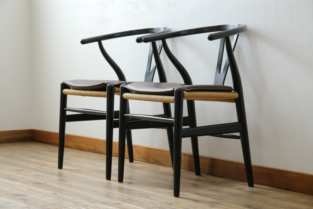 中古　超美品　北欧家具　老舗家具メーカー CARL HANSEN & SON(カール・ハンセン&サン)　ハンス J. ウェグナー(HANS J. WEGNER)デザイン　CH24　ビーチ材　本革(レザー)クッション付き　特徴的なラインを描く美しいフォルムのYチェア2脚セット(ワイチェア、ダイニングチェア、アームチェア、イス、椅子、バラ売り可能)(定価約27万円)(R-083150)