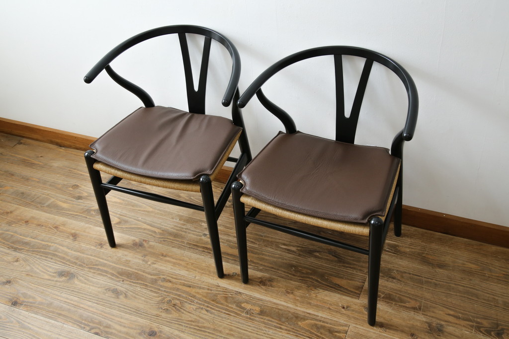 中古　超美品　北欧家具　老舗家具メーカー CARL HANSEN & SON(カール・ハンセン&サン)　ハンス J. ウェグナー(HANS J. WEGNER)デザイン　CH24　ビーチ材　本革(レザー)クッション付き　特徴的なラインを描く美しいフォルムのYチェア2脚セット(ワイチェア、ダイニングチェア、アームチェア、イス、椅子、バラ売り可能)(定価約27万円)(R-083150)