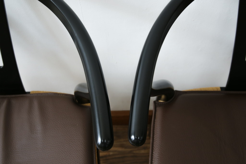 中古　超美品　北欧家具　老舗家具メーカー CARL HANSEN & SON(カール・ハンセン&サン)　ハンス J. ウェグナー(HANS J. WEGNER)デザイン　CH24　ビーチ材　本革(レザー)クッション付き　特徴的なラインを描く美しいフォルムのYチェア2脚セット(ワイチェア、ダイニングチェア、アームチェア、イス、椅子、バラ売り可能)(定価約27万円)(R-083150)