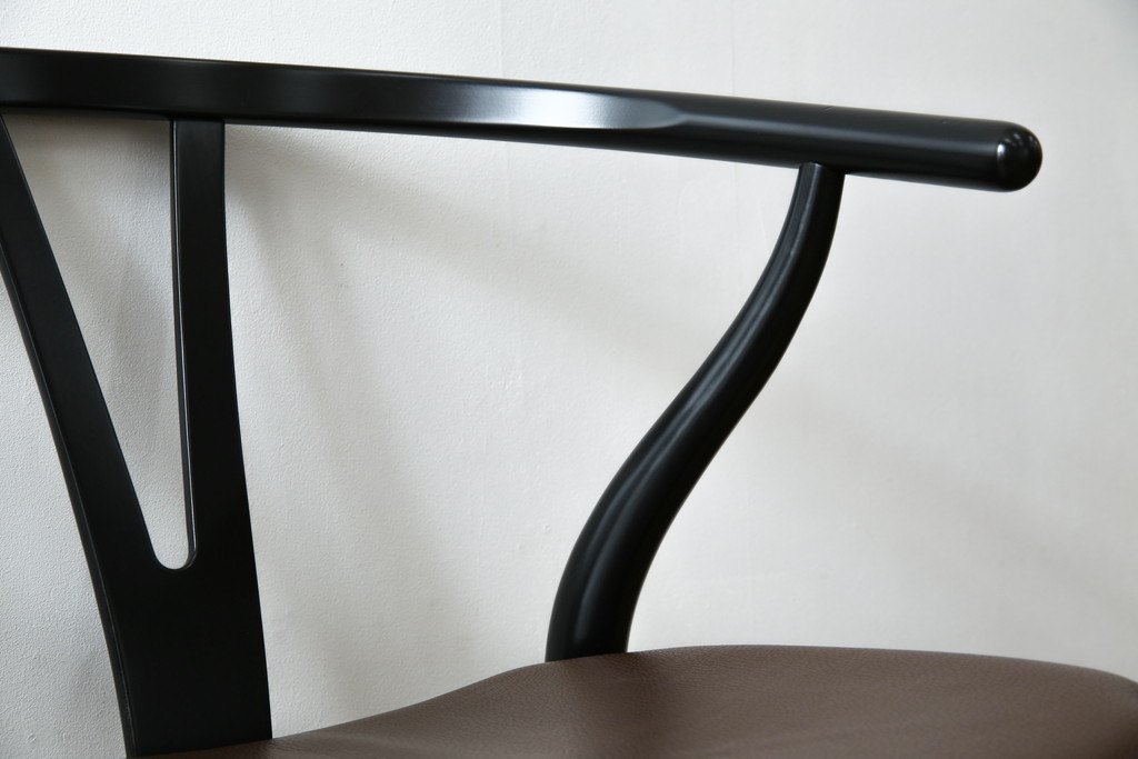 中古　超美品　北欧家具　老舗家具メーカー CARL HANSEN & SON(カール・ハンセン&サン)　ハンス J. ウェグナー(HANS J. WEGNER)デザイン　CH24　ビーチ材　本革(レザー)クッション付き　特徴的なラインを描く美しいフォルムのYチェア2脚セット(ワイチェア、ダイニングチェア、アームチェア、イス、椅子、バラ売り可能)(定価約27万円)(R-083150)
