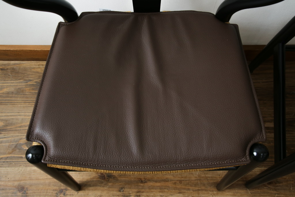 中古　超美品　北欧家具　老舗家具メーカー CARL HANSEN & SON(カール・ハンセン&サン)　ハンス J. ウェグナー(HANS J. WEGNER)デザイン　CH24　ビーチ材　本革(レザー)クッション付き　特徴的なラインを描く美しいフォルムのYチェア2脚セット(ワイチェア、ダイニングチェア、アームチェア、イス、椅子、バラ売り可能)(定価約27万円)(R-083150)