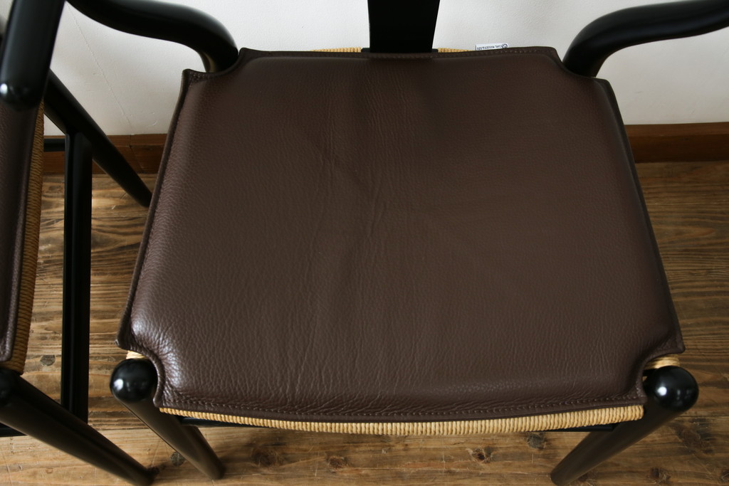 中古　超美品　北欧家具　老舗家具メーカー CARL HANSEN & SON(カール・ハンセン&サン)　ハンス J. ウェグナー(HANS J. WEGNER)デザイン　CH24　ビーチ材　本革(レザー)クッション付き　特徴的なラインを描く美しいフォルムのYチェア2脚セット(ワイチェア、ダイニングチェア、アームチェア、イス、椅子、バラ売り可能)(定価約27万円)(R-083150)