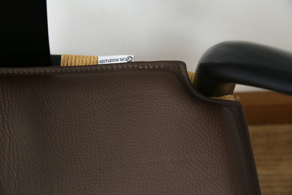 中古　超美品　北欧家具　老舗家具メーカー CARL HANSEN & SON(カール・ハンセン&サン)　ハンス J. ウェグナー(HANS J. WEGNER)デザイン　CH24　ビーチ材　本革(レザー)クッション付き　特徴的なラインを描く美しいフォルムのYチェア2脚セット(ワイチェア、ダイニングチェア、アームチェア、イス、椅子、バラ売り可能)(定価約27万円)(R-083150)