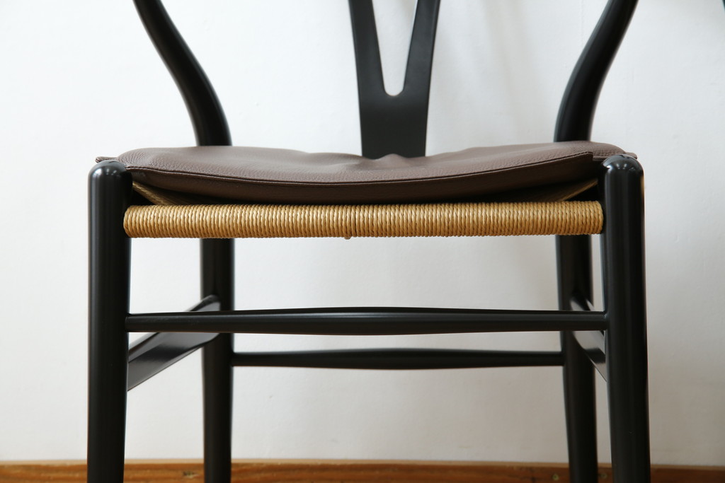 中古　超美品　北欧家具　老舗家具メーカー CARL HANSEN & SON(カール・ハンセン&サン)　ハンス J. ウェグナー(HANS J. WEGNER)デザイン　CH24　ビーチ材　本革(レザー)クッション付き　特徴的なラインを描く美しいフォルムのYチェア2脚セット(ワイチェア、ダイニングチェア、アームチェア、イス、椅子、バラ売り可能)(定価約27万円)(R-083150)