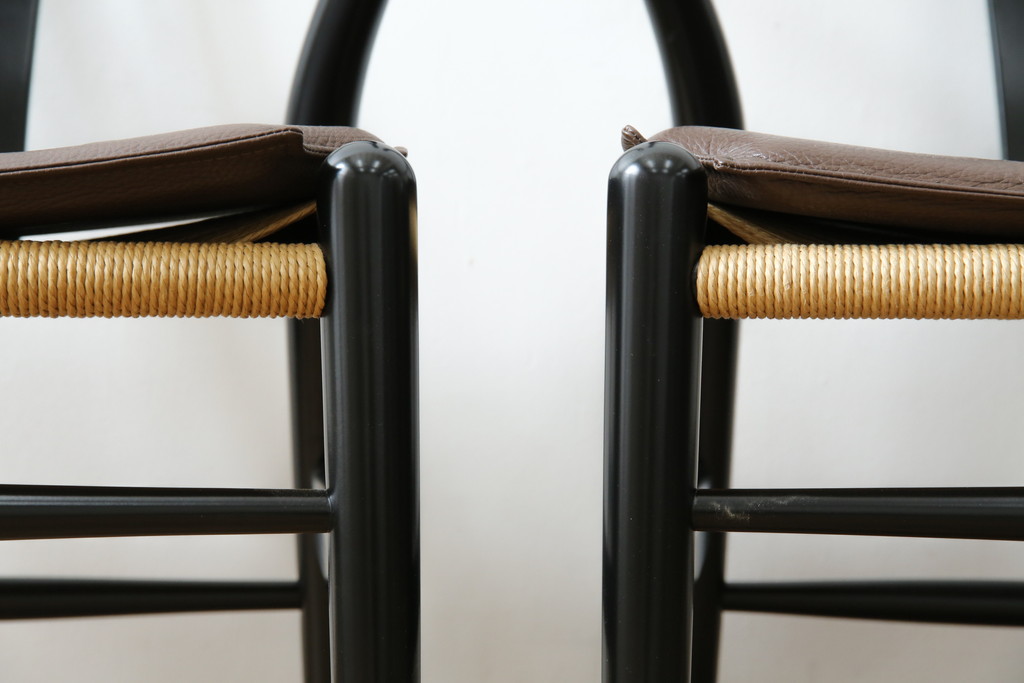 中古　超美品　北欧家具　老舗家具メーカー CARL HANSEN & SON(カール・ハンセン&サン)　ハンス J. ウェグナー(HANS J. WEGNER)デザイン　CH24　ビーチ材　本革(レザー)クッション付き　特徴的なラインを描く美しいフォルムのYチェア2脚セット(ワイチェア、ダイニングチェア、アームチェア、イス、椅子、バラ売り可能)(定価約27万円)(R-083150)