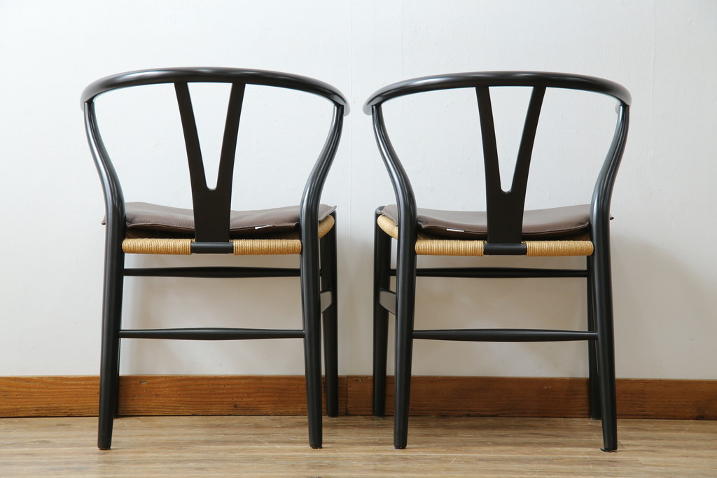 中古　超美品　北欧家具　老舗家具メーカー CARL HANSEN & SON(カール・ハンセン&サン)　ハンス J. ウェグナー(HANS J. WEGNER)デザイン　CH24　ビーチ材　本革(レザー)クッション付き　特徴的なラインを描く美しいフォルムのYチェア2脚セット(ワイチェア、ダイニングチェア、アームチェア、イス、椅子、バラ売り可能)(定価約27万円)(R-083150)