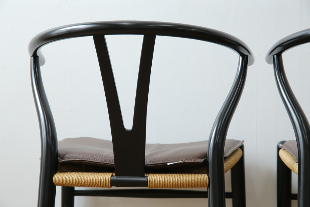 中古　超美品　北欧家具　老舗家具メーカー CARL HANSEN & SON(カール・ハンセン&サン)　ハンス J. ウェグナー(HANS J. WEGNER)デザイン　CH24　ビーチ材　本革(レザー)クッション付き　特徴的なラインを描く美しいフォルムのYチェア2脚セット(ワイチェア、ダイニングチェア、アームチェア、イス、椅子、バラ売り可能)(定価約27万円)(R-083150)