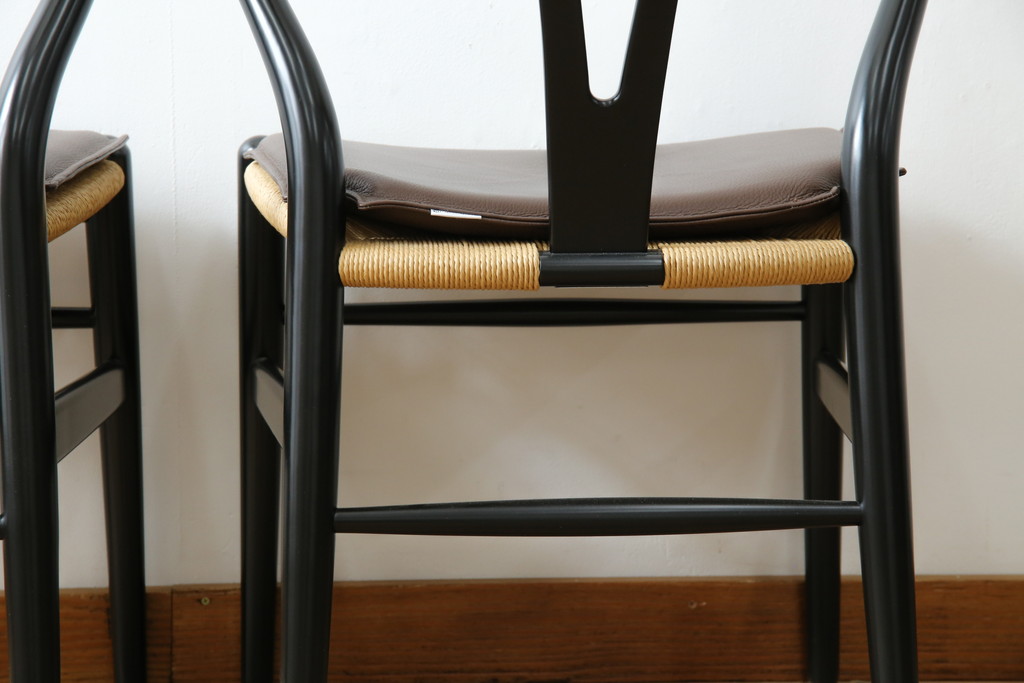 中古　超美品　北欧家具　老舗家具メーカー CARL HANSEN & SON(カール・ハンセン&サン)　ハンス J. ウェグナー(HANS J. WEGNER)デザイン　CH24　ビーチ材　本革(レザー)クッション付き　特徴的なラインを描く美しいフォルムのYチェア2脚セット(ワイチェア、ダイニングチェア、アームチェア、イス、椅子、バラ売り可能)(定価約27万円)(R-083150)