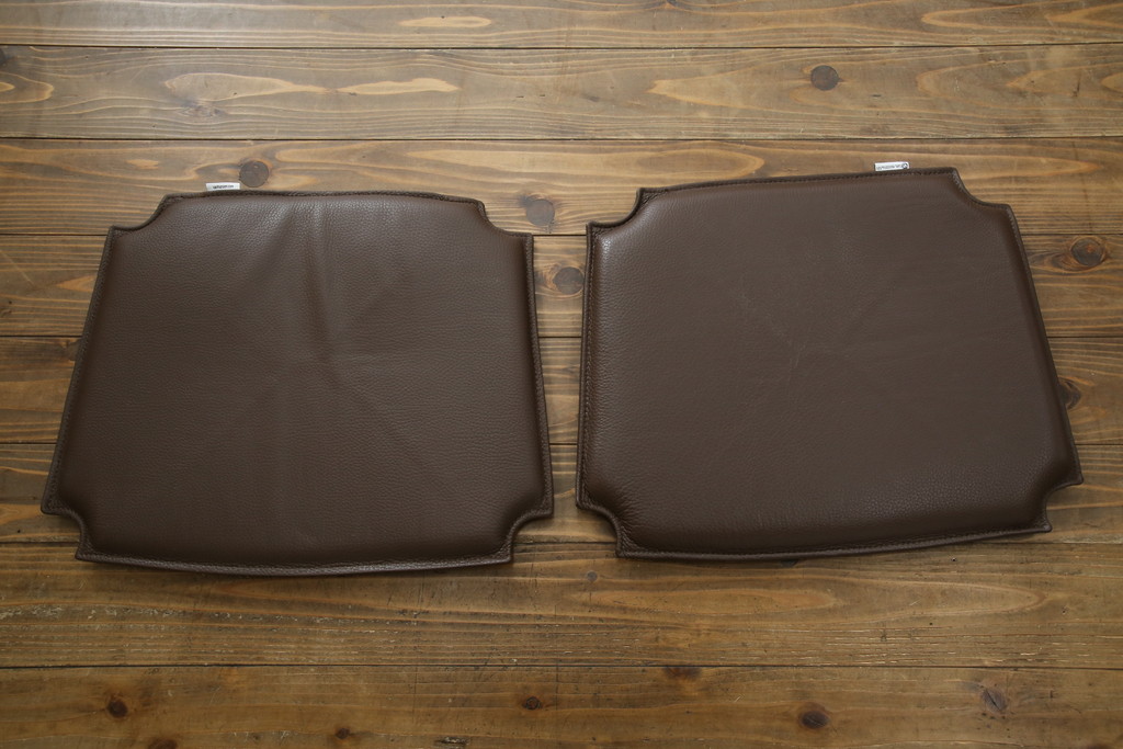中古　超美品　北欧家具　老舗家具メーカー CARL HANSEN & SON(カール・ハンセン&サン)　ハンス J. ウェグナー(HANS J. WEGNER)デザイン　CH24　ビーチ材　本革(レザー)クッション付き　特徴的なラインを描く美しいフォルムのYチェア2脚セット(ワイチェア、ダイニングチェア、アームチェア、イス、椅子、バラ売り可能)(定価約27万円)(R-083150)
