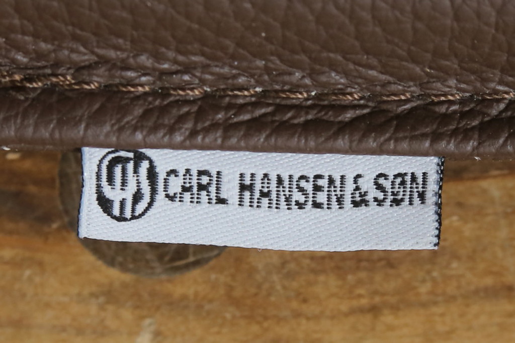 中古　超美品　北欧家具　老舗家具メーカー CARL HANSEN & SON(カール・ハンセン&サン)　ハンス J. ウェグナー(HANS J. WEGNER)デザイン　CH24　ビーチ材　本革(レザー)クッション付き　特徴的なラインを描く美しいフォルムのYチェア2脚セット(ワイチェア、ダイニングチェア、アームチェア、イス、椅子、バラ売り可能)(定価約27万円)(R-083150)